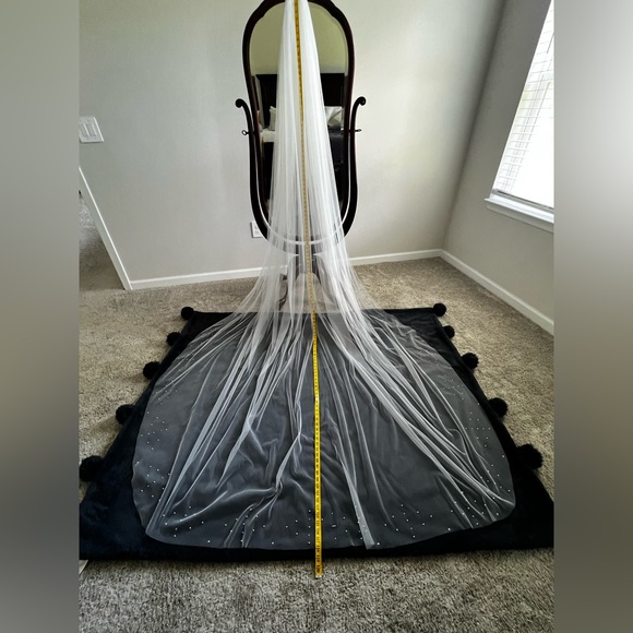 118β Cathedral Veil with Swarovski Pearls & Crystals - Picture 4 of 16